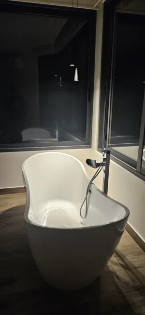 New Freestanding  Bathtub with Faucet بانيو أكريليك مستقل جديد مع خلاط أرضي فاخر – سعر مميز