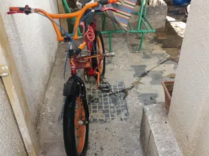 السيكل نظيف جداً كما هو موضح في الصورة، الإطارات بحالة جيدة، والفرامل والجنزير يعملان بكفاءة.