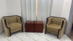 طقم جلوس للبيع المستعجل بحاله ممتازه جدا 3كنبات كبار وكرسين