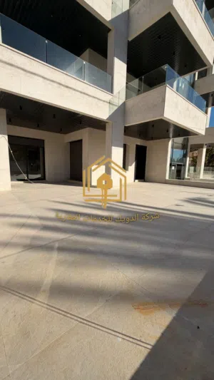 شقة فاخرة * لم تسكن * 4نوم ماستر * ارضية * ترس * موقع مميز * عبدون