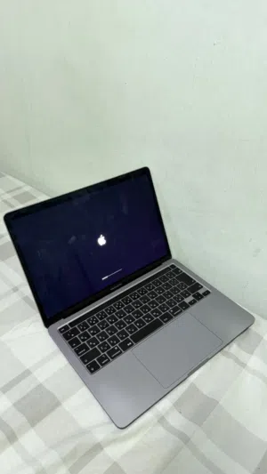 MacBook نظيف جدا والسعر قابل للتفاوض بالحد المعقول وسبب البيع هو اريد اشتري ايباد عشان الدراسه
