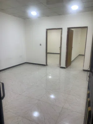 الايجار شقة جديده من ظمن بيت درج معزول موقع ممتاز