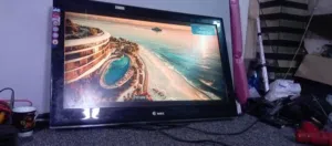 متوفر ثلاث شاشات  حجم 32 ماركات lcd  بحالة الوكاله للبيع