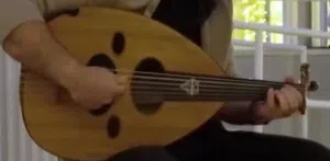 استاذ تعليم عزف العود عود
