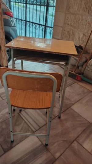 مقعد دراسي فردي (خشب وحديد) متين بحالة جيدة