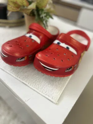 Mcqeen crocs red and white 44 eur 100 aed
