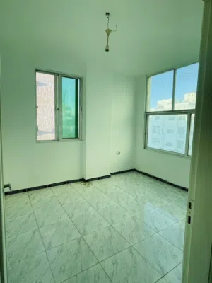 شقة استثمارية ، قريبة من جامعة اليرموك و شارع الجامعة