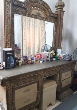 غرفة نوم خليجي تخت مجوز وخزانه 6 ضرفات وكومدينتين وتسريحه وخزانة شماعه مع مرآه للبيع بسعر مغري