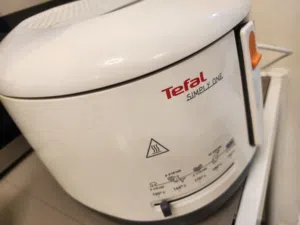 قلاية كهربائيةTEFAL 2000 وات كالجديدة مع متفرقات برطمان و علب بلاستيك