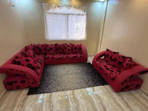 طقم كنب 7 مقاعد بحالة جيدة