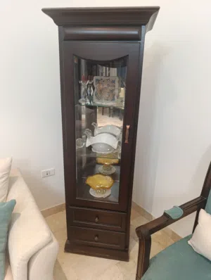 غرفة سفرة كاملة فخمة (8 كراسي + بوفيه + فيترينا) - استعمال خفيف جداً