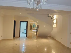للايجار للسكن لاسره 250م علي مربع حديقه بالتكييفات والإضاءة ومطبخ بالاجهزه