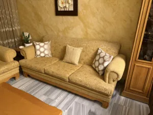 صالون كامل فاخر بحالة ممتازة مع طاولات وخزانة عرض