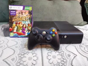 اكسبوكس 360 مستعمل نظيف جداً استمعمال قليل اصلي غير مهكر (xbox 360 E) انتاج 2014.