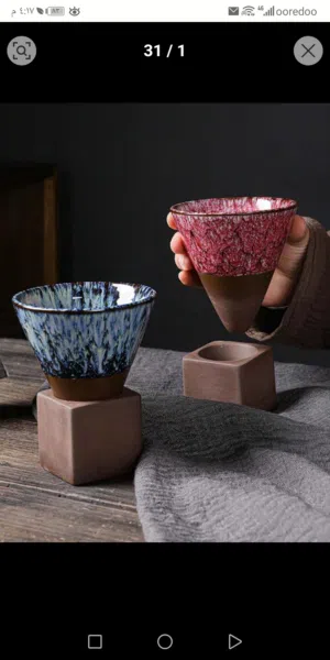 كوب مخروطي مع قاعدة من الفخار الصلب