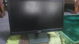 للبيع شاشة كمبيوتر من شركة LG.