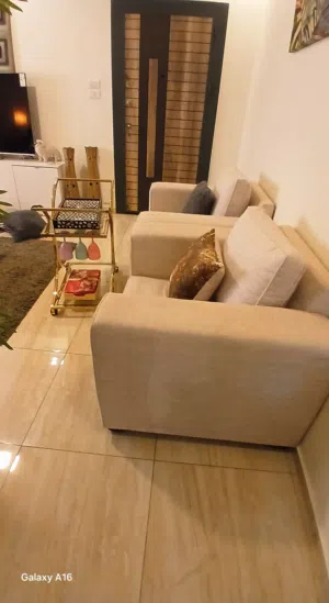 طقم كنب امريكي فاخر قمة في الفخامة والتميز والرقي خشب سويد ثقيل واسفنج دانلوب مريح جدا بحالة الوكالة