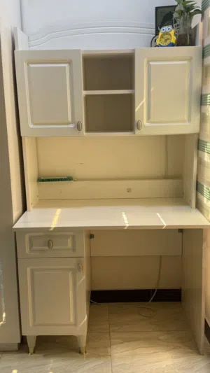 ميز مكتبي ابيض اللون نظيف