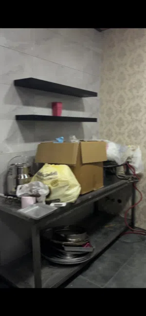 ثلاجة وطاولة البيع