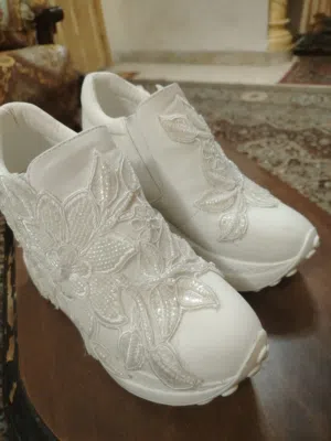 حذاء عروس ابيض مطرز بالشك و الخرز