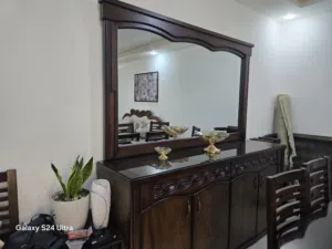 دنسوار مغطى بزجاج مع مرآة فخم جدا لم يستخدم ولا كشط مع طاولة طعام وثمانية كراسي