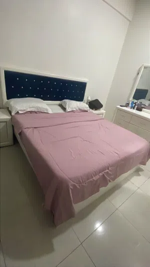 سرير و 2 كومدينا صغير واحد كومدينا كبير