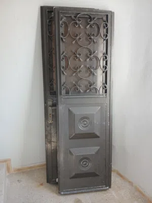 باب حديد ثقيل