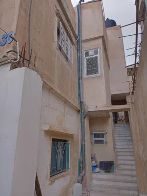 منزل مستقل بارض تجارية مع مخزن خارجي في منطقة مخدومة للبيع( ثلاث عدادات مياه)+(عدادين كهرباء منزلي)