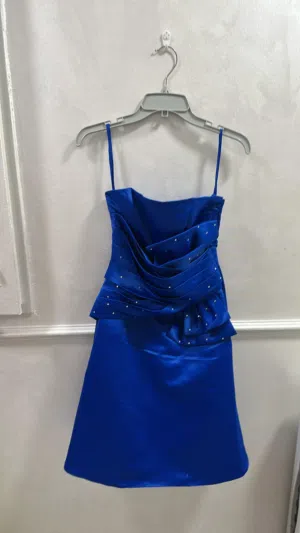فستان مستعمل بحاله ممتازه ونظيف جدا