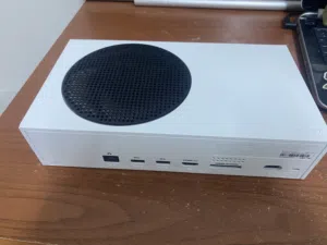 اكس بوكس سيريس اس مستعمله شبه جديده مع كامل ملحقاتها وجهاز يد احترافي وكفرين