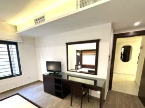 تسريحه فندقية فاخرة مع مراه فرنسية الصنع مصنوع من خشب زان لون عسلي للبيع بسعر مغري