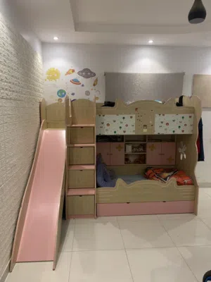 سرير أطفال دورين مع العابه