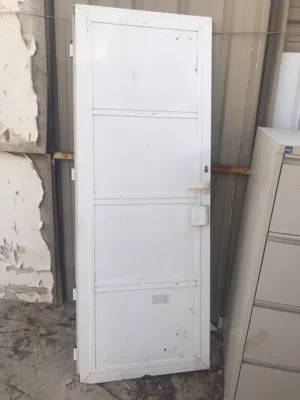 للبيع باب المينيوم نوع ثقيل وجوده .