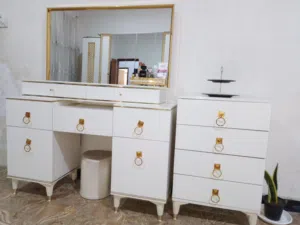 غرفه نوم نضيفه ومرتبه وتتسع لشخصين مودرن