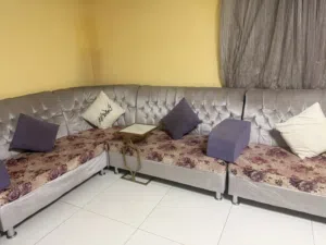 طقم جلوس متصل حرف L مع الطاولات