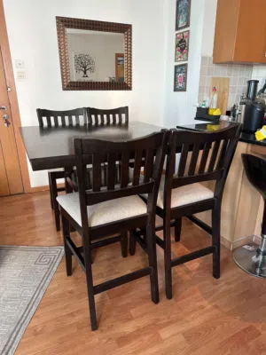 طاولة طعام مع 4 كراسي – بحالة ممتازة  Dining Table with 4 Chairs – Excellent Condition