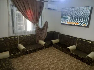 شقة للبيع في الرياضية خالصة يوجد فيها بئر ماء 3بلكونات 3ديار مربوعة صالة دورة مياه  خالصة بالكامل