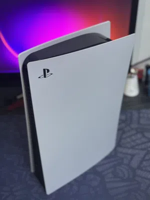 للبيع بلاستيشن فايف ديجتال النسخه الاول ( الفات )