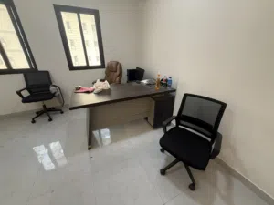 اثاث مكتبي نظيف بدون اي خدش