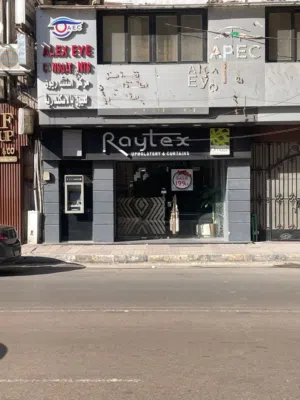 محل كبير للايجار على شارع رئيسي مباشرة امام مول كيروسيز