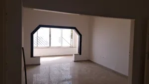 ( شقة مع ساحة سماوية ) للأيجار