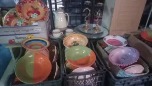 ثريات وطاولات وأواني سفرجة