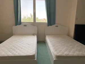 سريرين مفرد أبيض مع المراتب للبيع