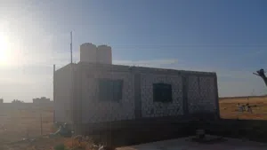دونم ارض للبيع الفواعرة خلف مصنع الجزيرة للأعلاف.+ دار مسطح 60 متر عمر البنا سنتين مكونة من 3 غرف عل