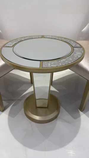 اثنين كراسي معا طاولتهم الخاصه