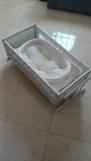 سرير اطفال هزاز مع مفرش