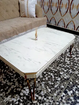 ميز وسطي بحالة متوسطة