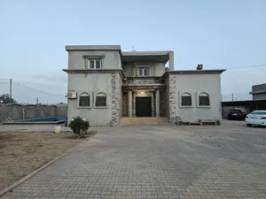 5 Bedrooms . 2 Bathrooms . 180 m22