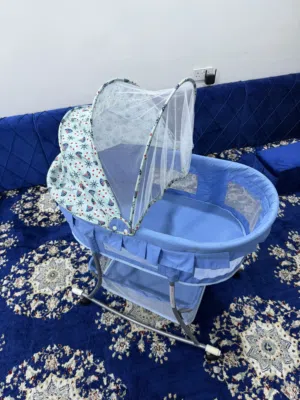 سرير اطفال متحرك شبه جديد