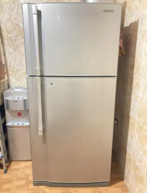 براد هيتاشي (Hitachi) مستعمل بحالة جيدة - سعة كبيرة وبابين علوي/سفلي - لون سيلفر